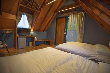 yue lake backpackers