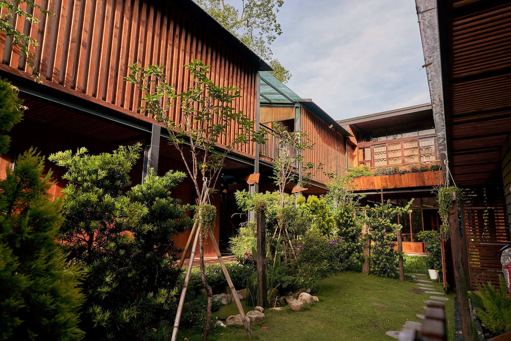 yue lake backpackers