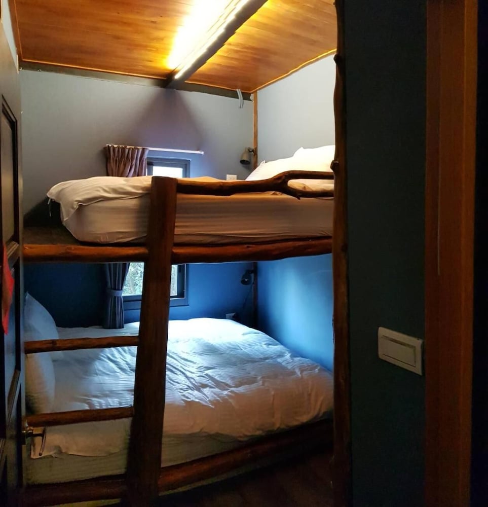 yue lake backpackers