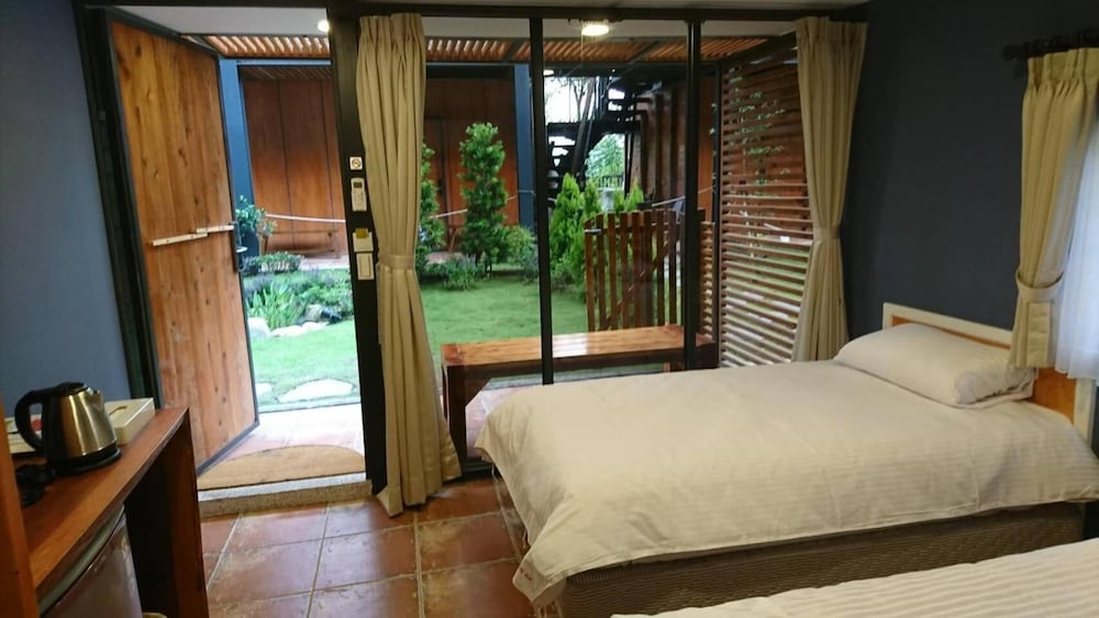 yue lake backpackers