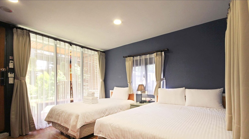 yue lake backpackers