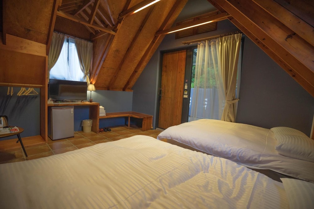 yue lake backpackers