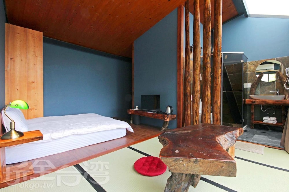 yue lake backpackers