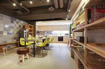 taiwan youth hostel and capsule hostel