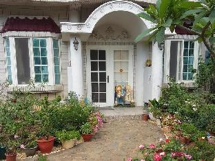 Loving Hut Paradise Island Vegan Bed And Breakfast,Near Heaven Lake,3 star