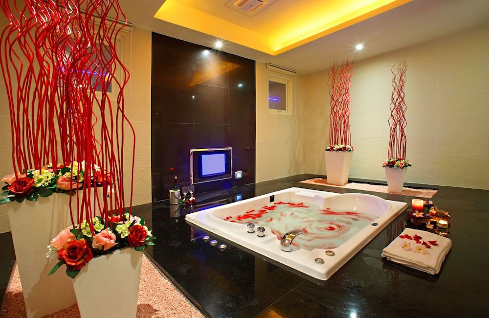 le chateau hotel