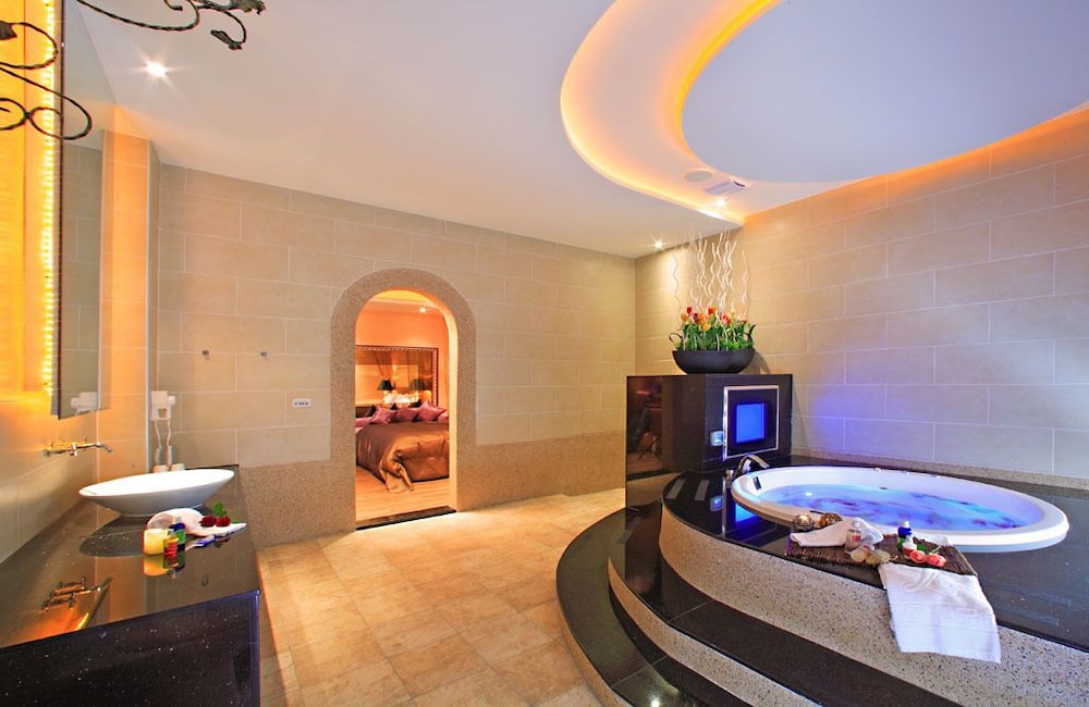 le chateau hotel