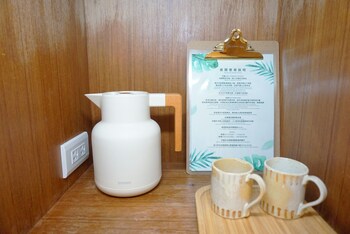 pottery flower bandb