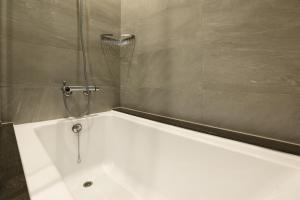 kun tour hotel feng chai