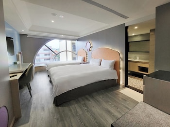check inn taichung wenxin zhongqing