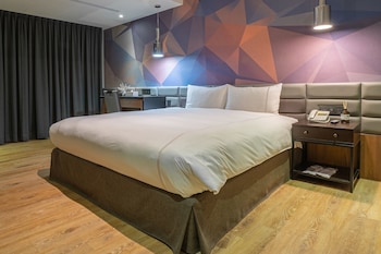 check inn taichung wenxin zhongqing
