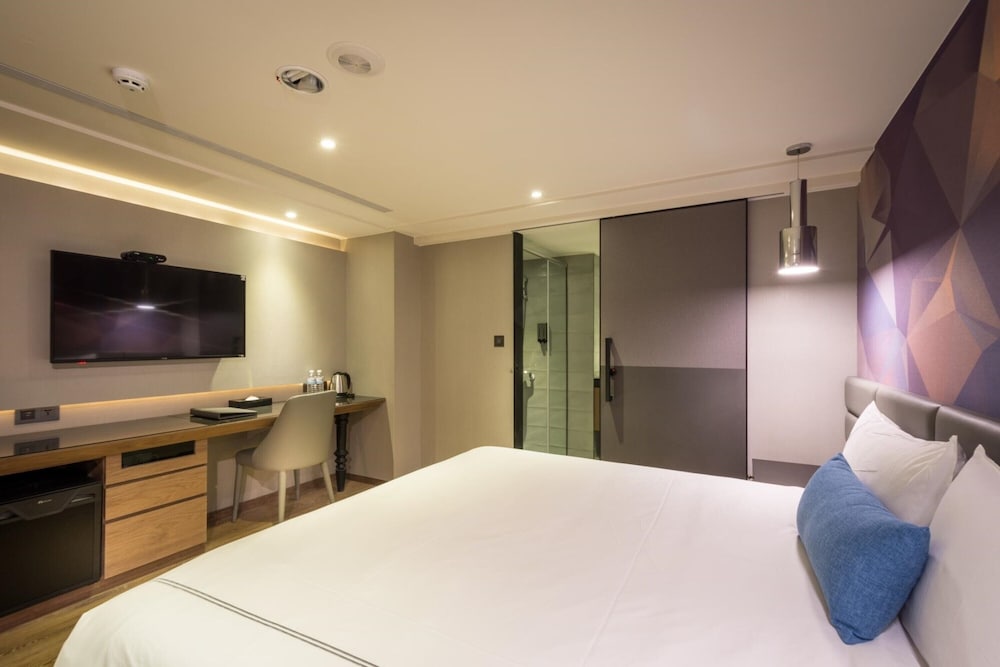 check inn taichung wenxin zhongqing
