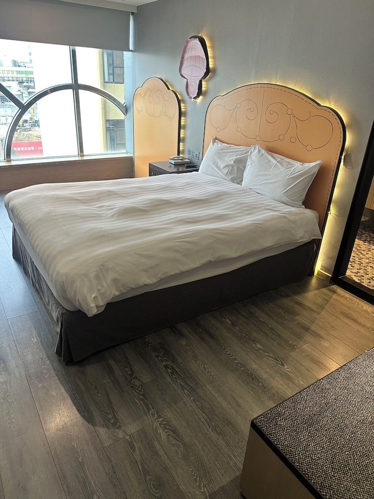 check inn taichung wenxin zhongqing