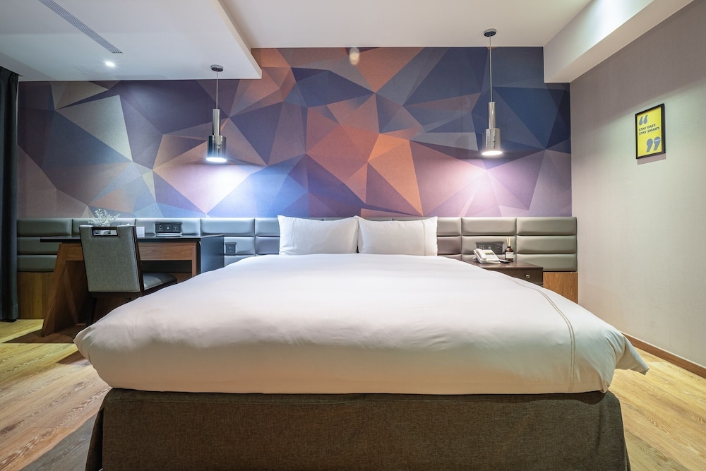 check inn taichung wenxin zhongqing