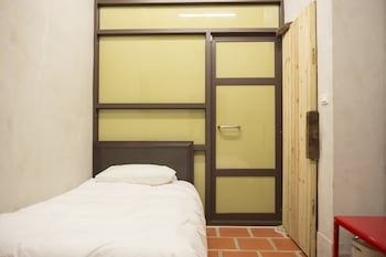 horseshoe crab cottage hostel