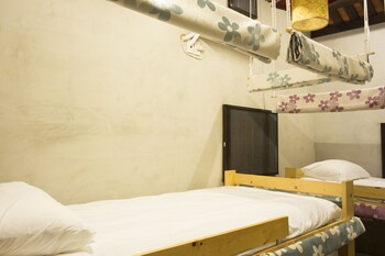 horseshoe crab cottage hostel