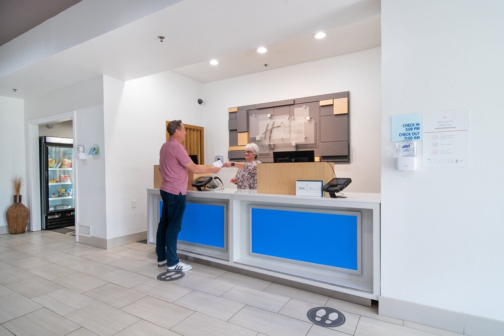 holiday inn express hotel and suites bedford by ihg