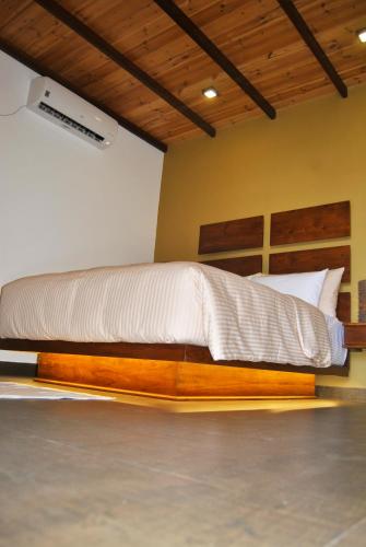 The Canoe,Negombo>>Katunayake,3 star