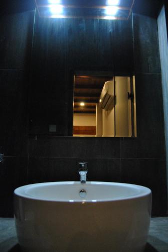 The Canoe,Negombo>>Katunayake,3 star