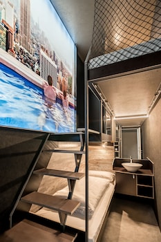 boxhotel goettingen app based hotel