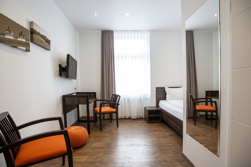 sevendays hotel boardinghouse