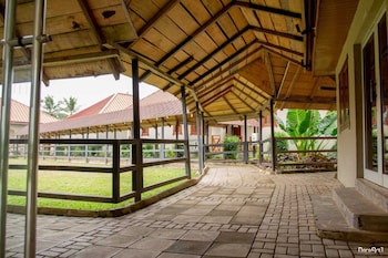 Rainforest Lodge,Anomabo>>Akroform,4 star