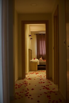 Axis Suites Hotel,In Accra (Osu, Accra),4 star