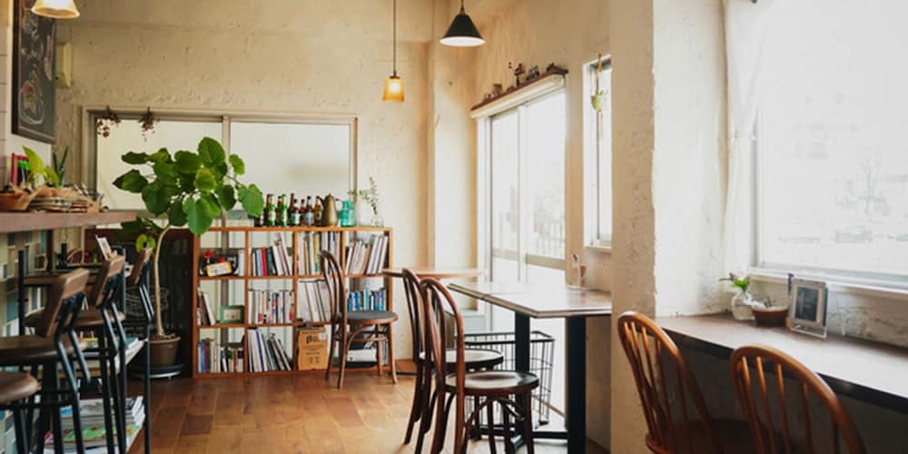 route cafe and petit hostel