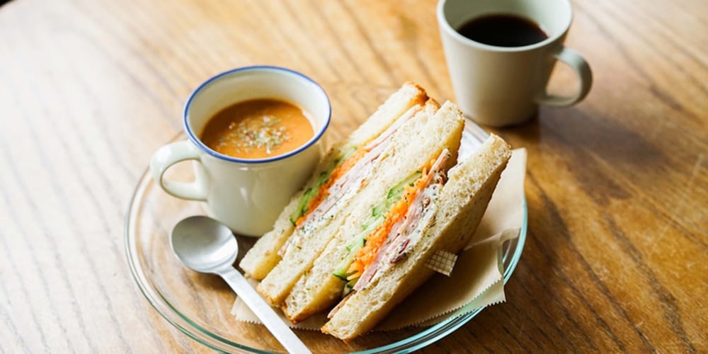 route cafe and petit hostel