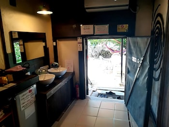 taketomijima guesthouse and jetaime hostel