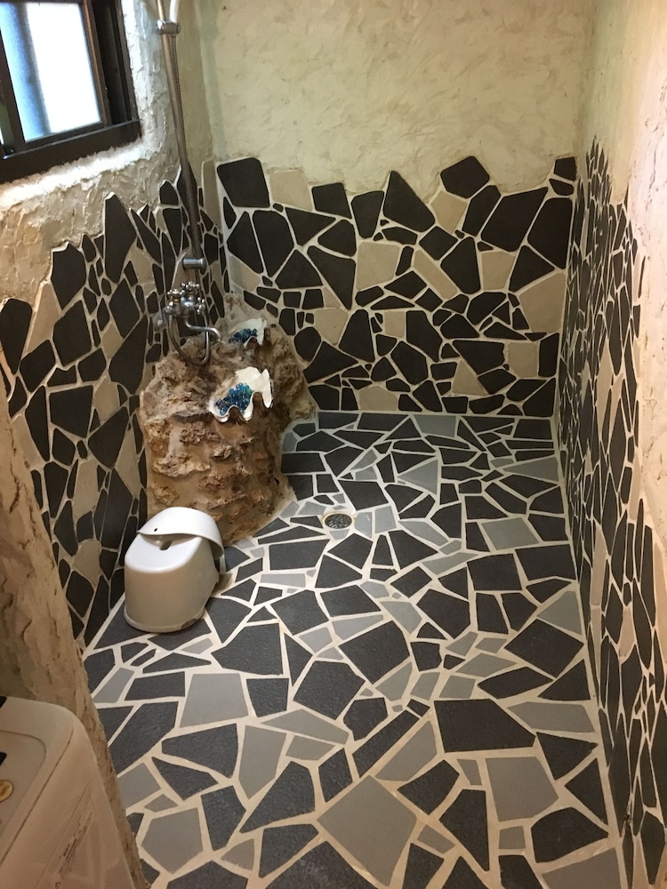 taketomijima guesthouse and jetaime hostel