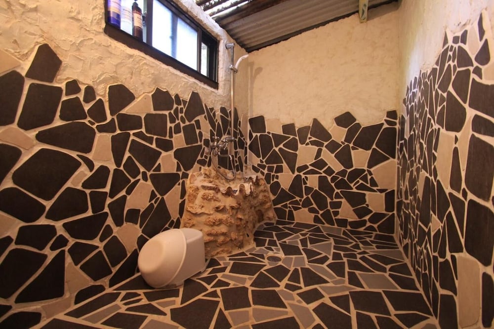 taketomijima guesthouse and jetaime hostel
