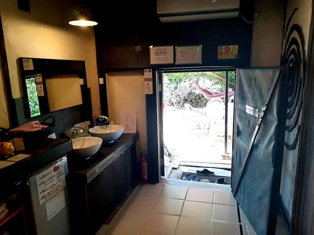 taketomijima guesthouse and jetaime hostel