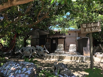 taketomijima guesthouse and jetaime hostel