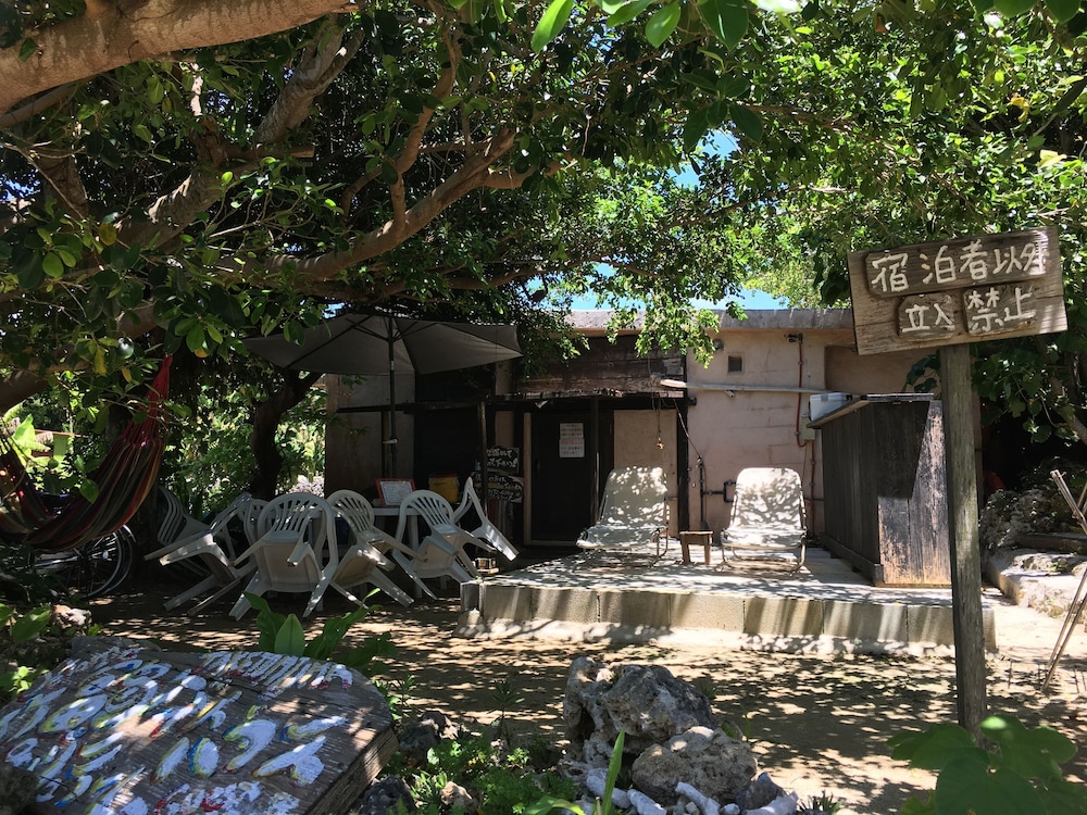 taketomijima guesthouse and jetaime hostel