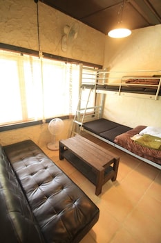 taketomijima guesthouse and jetaime hostel