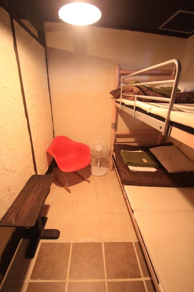 taketomijima guesthouse and jetaime hostel
