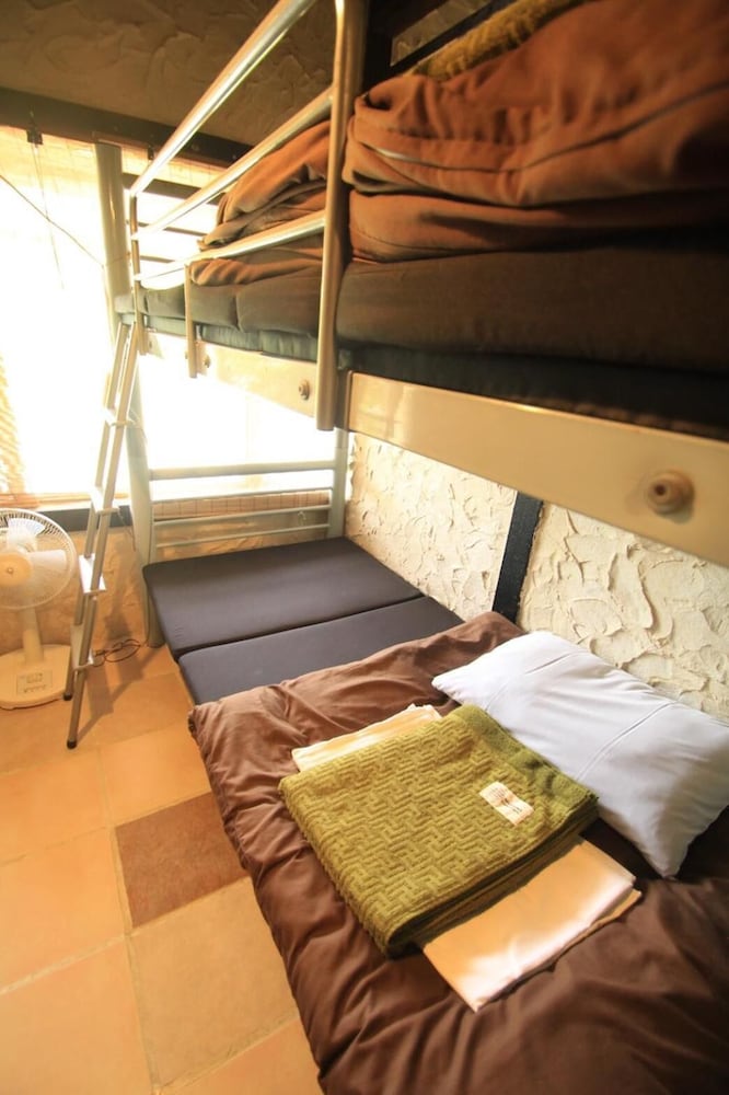 taketomijima guesthouse and jetaime hostel
