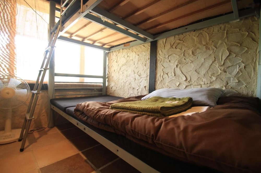 taketomijima guesthouse and jetaime hostel