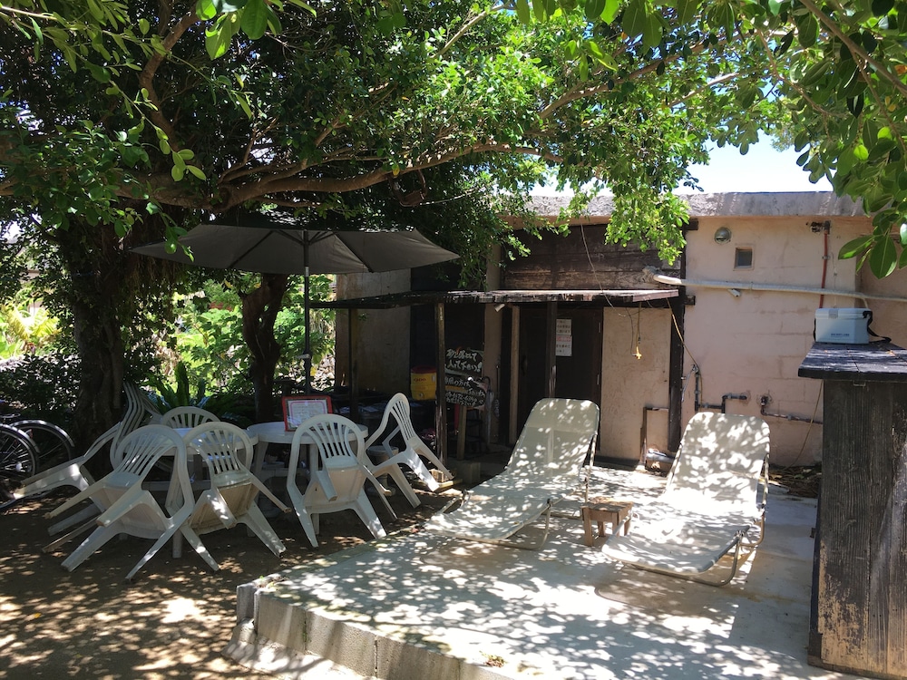 taketomijima guesthouse and jetaime hostel