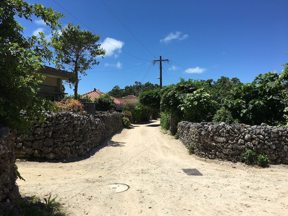 taketomijima guesthouse and jetaime hostel