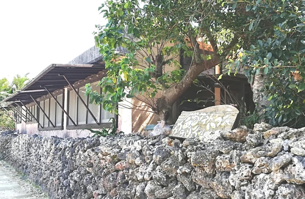 taketomijima guesthouse and jetaime hostel
