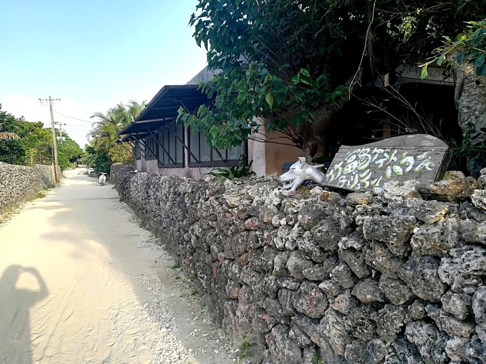 taketomijima guesthouse and jetaime hostel