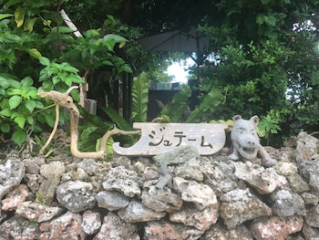 taketomijima guesthouse and jetaime hostel