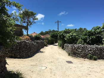 taketomijima guesthouse and jetaime hostel