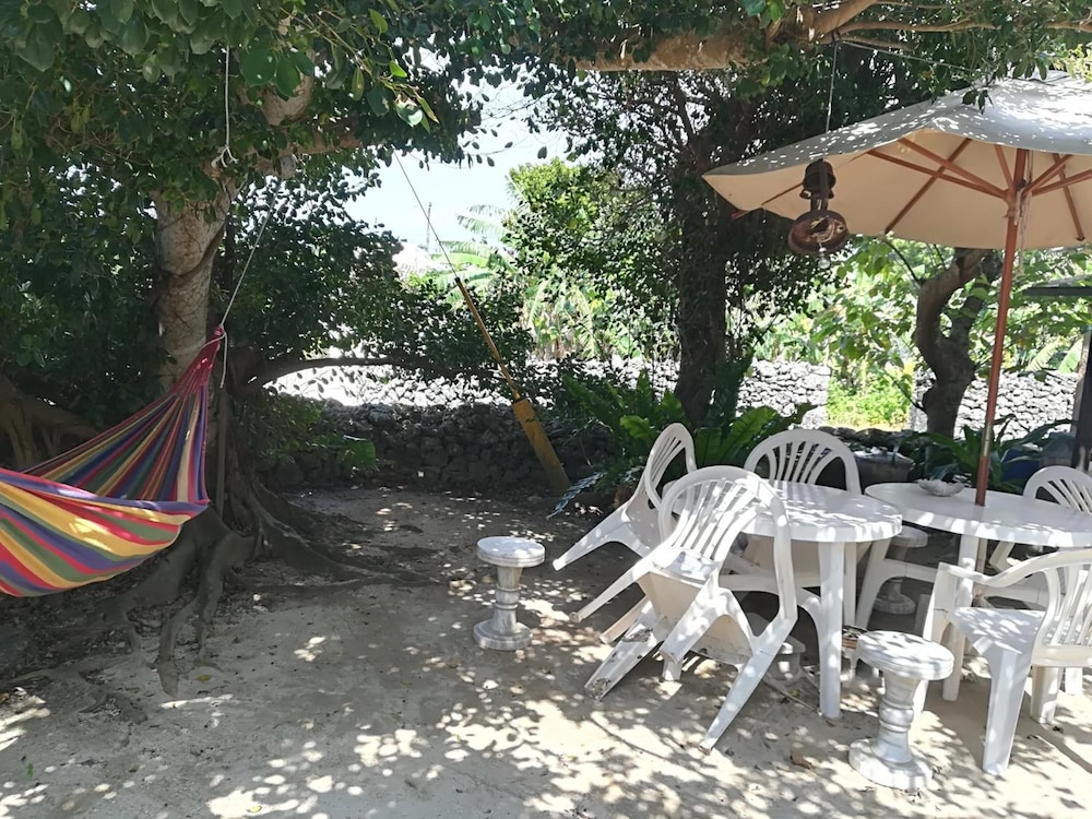 taketomijima guesthouse and jetaime hostel
