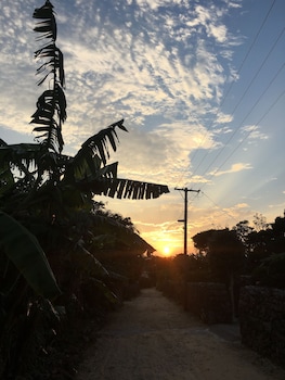 taketomijima guesthouse and jetaime hostel