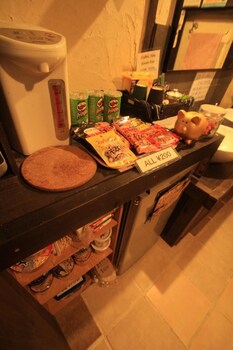 taketomijima guesthouse and jetaime hostel
