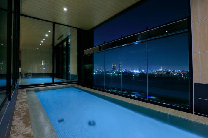 the singulari hotel and skyspa at universal studios japan