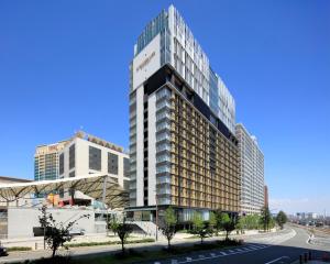 the singulari hotel and skyspa at universal studios japan